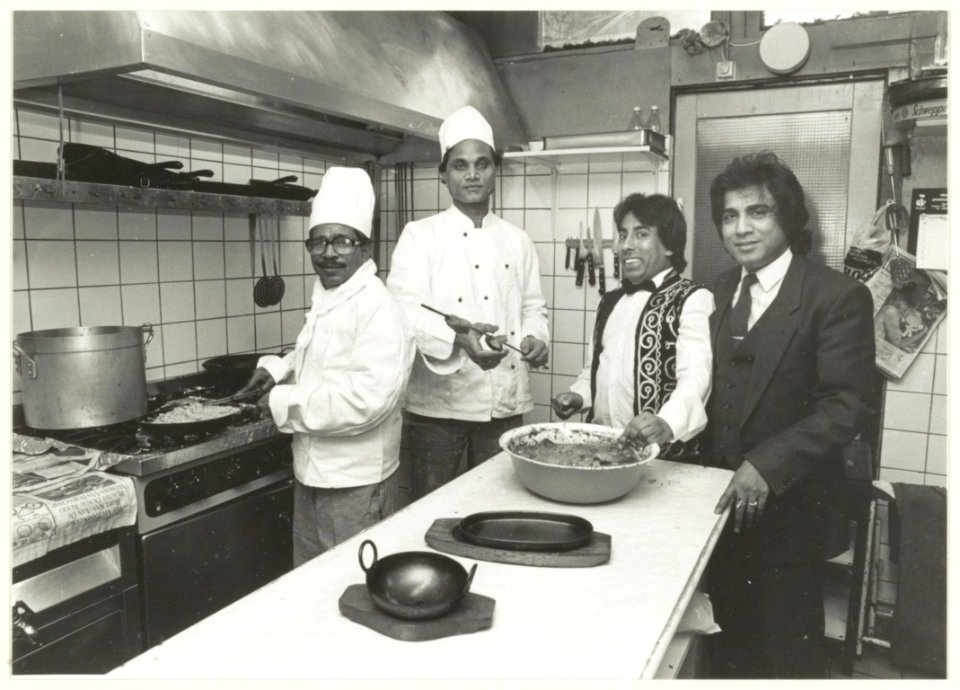 De nieuwe koks in restaurant Maharadja of India aan de Kleine Houtstraat 31. Rechts eigenaar A.Manik., NL-HlmNHA 54031639
