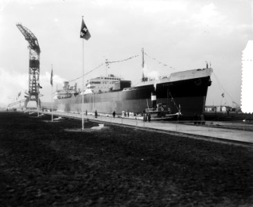 De op de NDSM werf gebouwde tanker Vasum wordt door sleepbout Anna Cornelia , Bestanddeelnr 907-4598