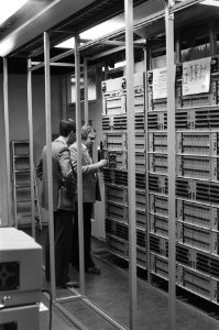 De nieuwe Amsterdamse disctrictscentrale van de PTT, gezicht vanaf het Singel e, Bestanddeelnr 933-5198
