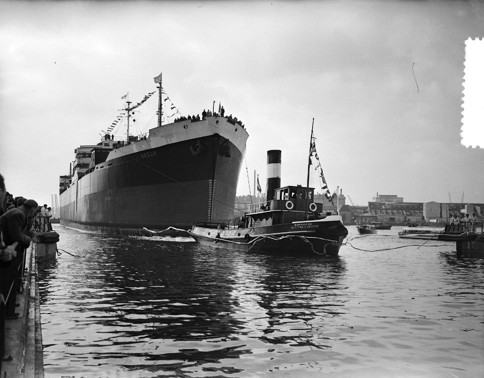 De op de NDSM werf gebouwde tanker Vasum wordt door sleepbout Anna Cornelia , Bestanddeelnr 907-4586