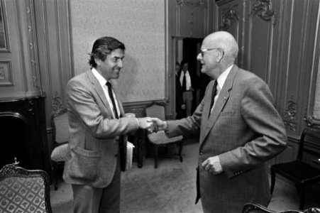 De nieuwe CDA-onderhandelaar Ruud Lubbers wordt begroet door CDA informateur W.…, Bestanddeelnr 931-6433