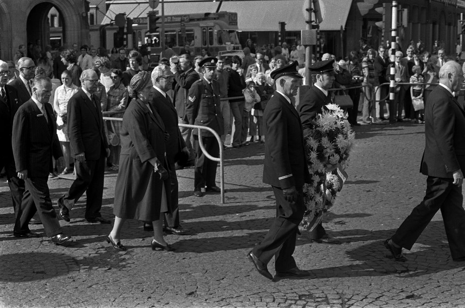 De Oorlogsgravenstichting plaatst een krans bij het Nationaal Monument Amsterdam, Bestanddeelnr 924-9232
