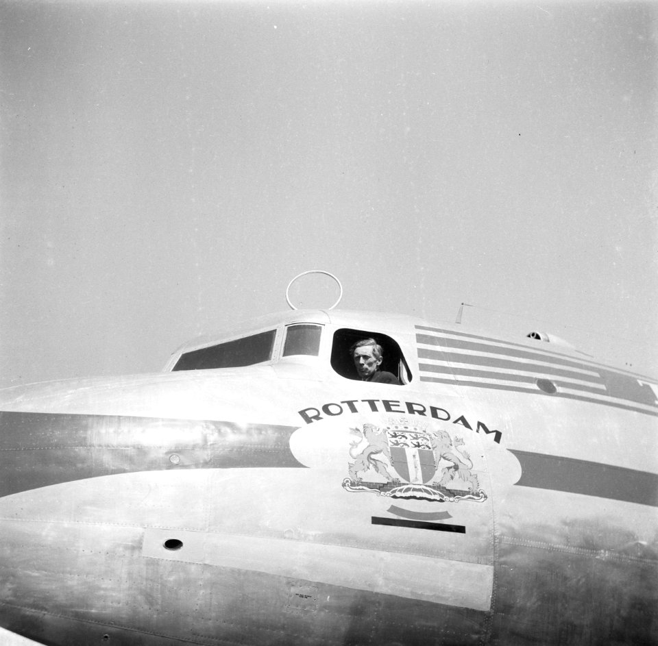 De nieuw gedoopte KLM DC 4 Skymaster Rotterdam op de luchthaven Schiphol. Op d, Bestanddeelnr 254-2302