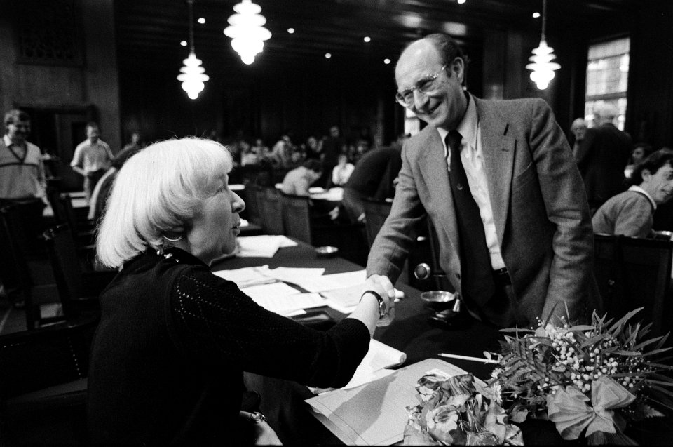 De nieuwe wethouder Wim Polak schudt zijn voorgangster Irene Vorrink de hand, Bestanddeelnr 930-5714
