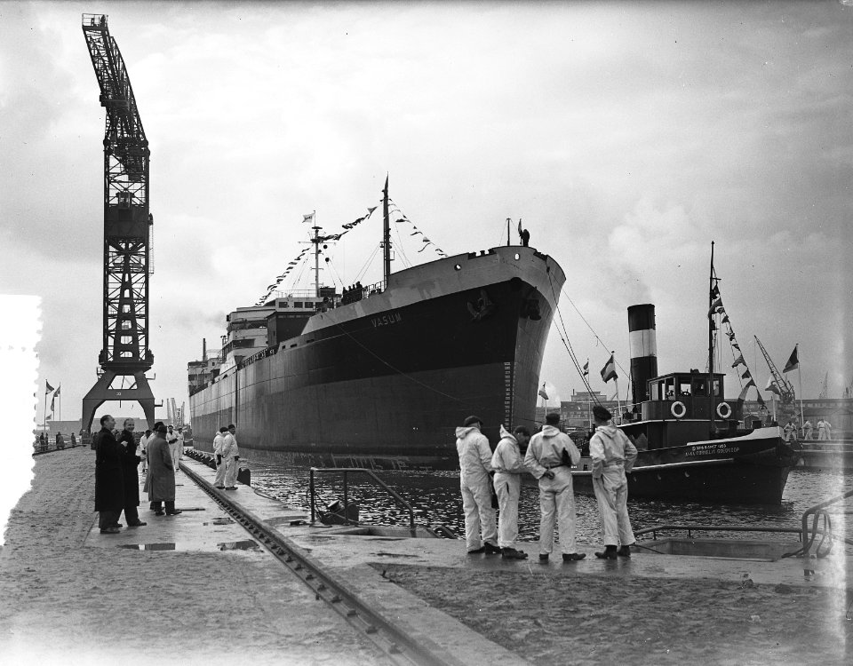 De op de NDSM werf gebouwde tanker Vasum wordt door sleepbout Anna Cornelia , Bestanddeelnr 907-4589