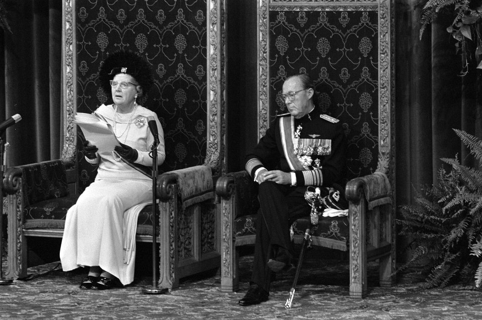 De opening van de Staten-Generaal koningin Juliana en prins Bernhard tijdens he, Bestanddeelnr 925-8910
