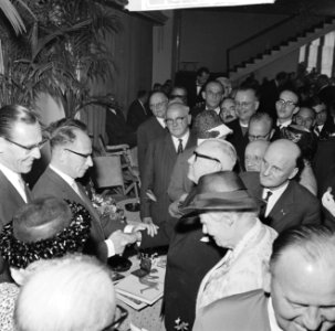 De nieuwe voorzitter KVP Mr. P.J.M. Aalberse jr., met rechts naast hem scheidend, Bestanddeelnr 914-0539