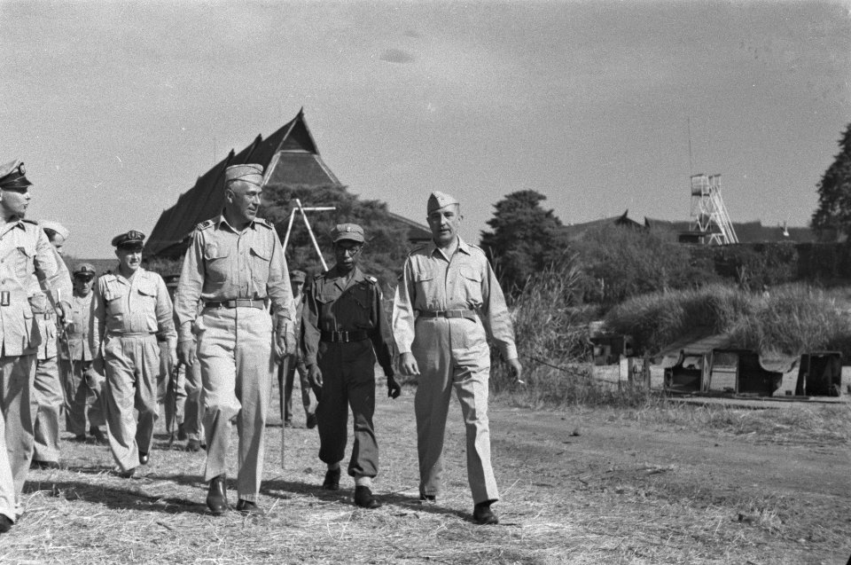 De onderscheiden sergeant F. Timotheus (midden) tussen generaal-majoor S. de Waa, Bestanddeelnr 319-5-6