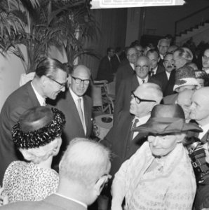 De nieuwe voorzitter KVP Mr. P.J.M. Aalberse jr., met rechts naast hem scheidend, Bestanddeelnr 914-0538