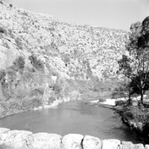 De kloof en een dam in de rivier Nahr el Kelb, Bestanddeelnr 255-6426