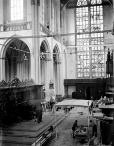 De Nieuwe Kerk bereidt zich voor op de inhuldiging van koningin Juliana, Bestanddeelnr 902-8966