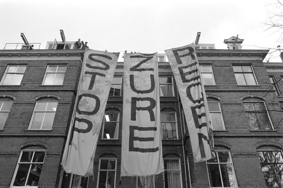 De milieubeweging hing spandoeken met de tekst Stop zure regen aan het kantoor, Bestanddeelnr 934-3867