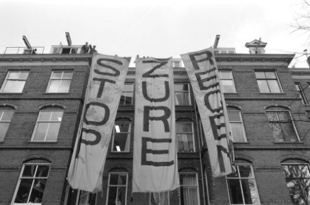 De milieubeweging hing spandoeken met de tekst Stop zure regen aan het kantoor, Bestanddeelnr 934-3867