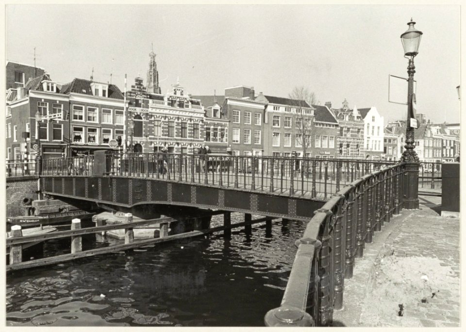 De Melkbrug over het Spaarne bij de Korte Veerstraat ziende naar het noorden. NL-HlmNHA 54010424