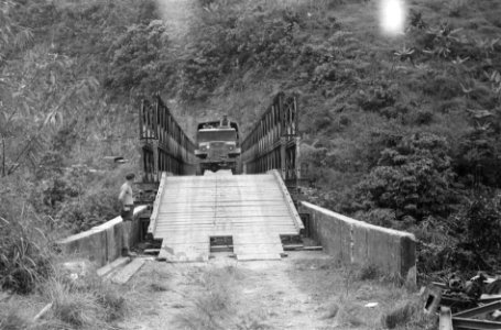 De nieuwe brug van 65 meter lang over de Lau Reneoen is klaar. De verbinding met, Bestanddeelnr 5265