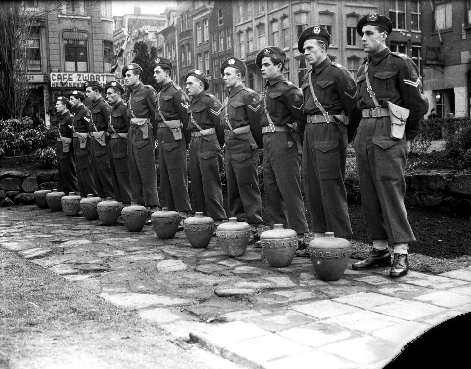 De militairen met elf urnen. Lichtspoor, Bestanddeelnr 902-5058