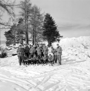 De militairen poseren in de sneeuw, Bestanddeelnr 254-4397