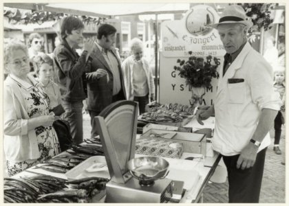 De marktkraam van vishandelaar Piet Jongert is door collegae versierd, omdat Piet al 45 jaar ononderbroken wekelijks van Monnickendam naar Haarlem komt. NL-HlmNHA 54005143