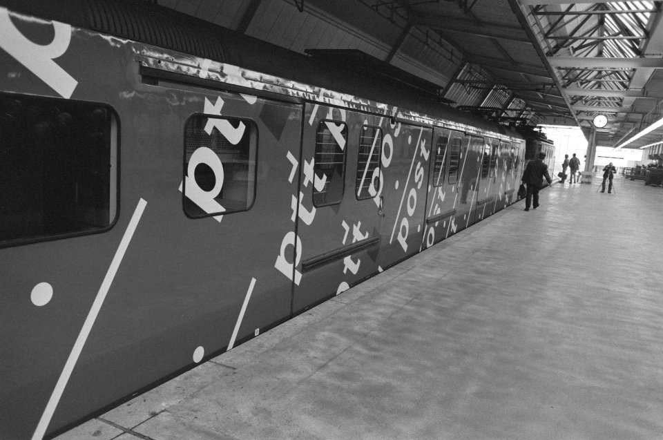 De nieuw beschilderde posttrein en aankomst van de gasten, Bestanddeelnr 934-3816