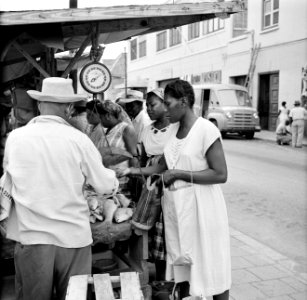 De markt aan de De Ruyterkade in Willemstad, Bestanddeelnr 252-2910