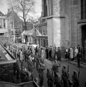 De kisten worden na de herdenkingsdienst de St Bavo in Haarlem uitgedragen, Bestanddeelnr 255-9123