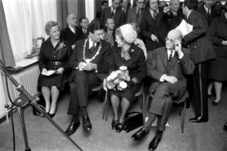 De minister rechts, derde van rechts burgemeester van Stam, Bestanddeelnr 926-9955