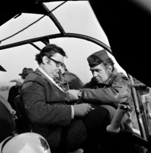 De minister in de helicopter, de veiligheidsriem wordt vastgemaakt, Bestanddeelnr 927-0007