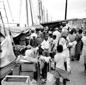 De markt aan de De Ruyterkade bij de haven in Willemstad, Bestanddeelnr 252-2908