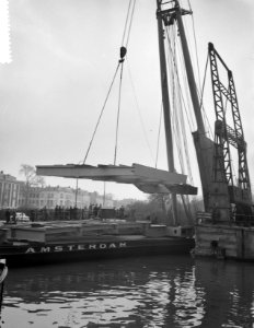 De klap voor de nieuwe Hortusbrug door de Latjesbrug, Bestanddeelnr 911-0454