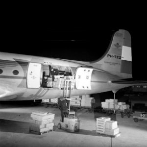 De KLM DC-4 'Zeeland' wordt 's nachts met vracht en poststukken op de luchthaven, Bestanddeelnr 191-1197