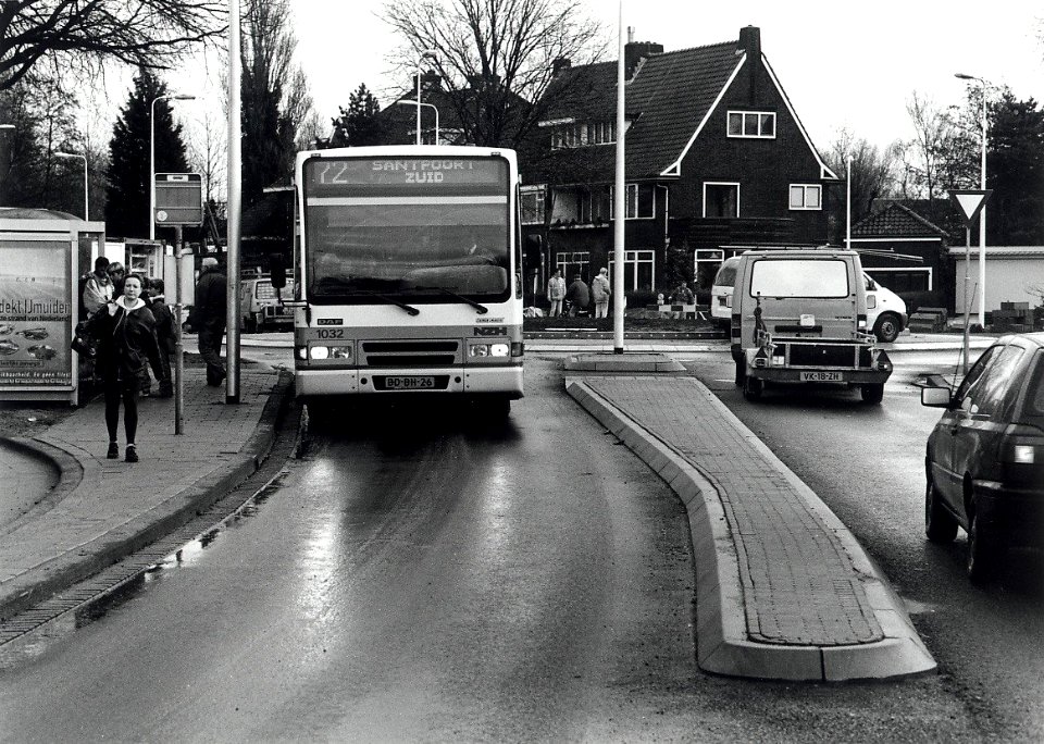 De nieuwe rotonde op het Adriaan Stoopplein. Aangekocht in 1998 van United Photos de Boer bv. - Negatiefnummer 45029 k 17. - Gepubliceerd in het Haarlems Dagblad dd 16-12-1997. Identificatienummer 54-