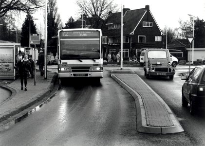 De nieuwe rotonde op het Adriaan Stoopplein. Aangekocht in 1998 van United Photos de Boer bv. - Negatiefnummer 45029 k 17. - Gepubliceerd in het Haarlems Dagblad dd 16-12-1997. Identificatienummer 54-