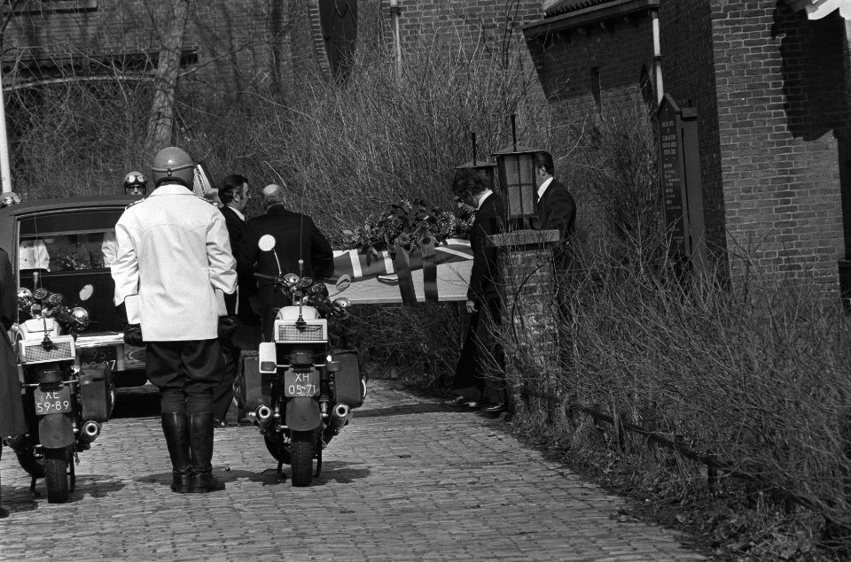De kist wordt na de dienst de Anglicaanse kerk uitgedragen, Bestanddeelnr 930-1863