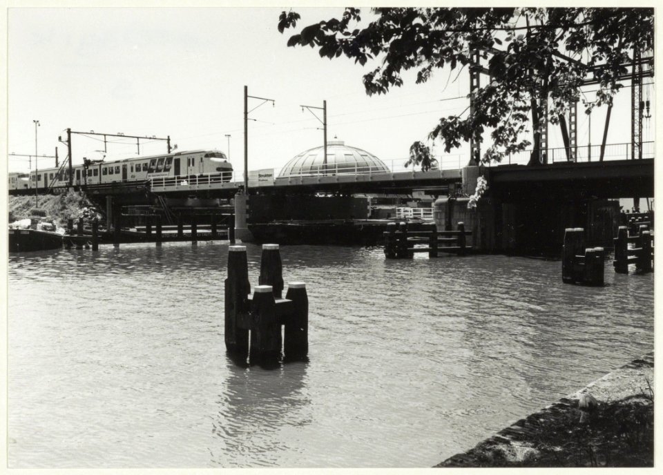 De nieuwe spoorbrug over het Spaarne met op de achtergrond de koepelgevangenis. NL-HlmNHA 54032176