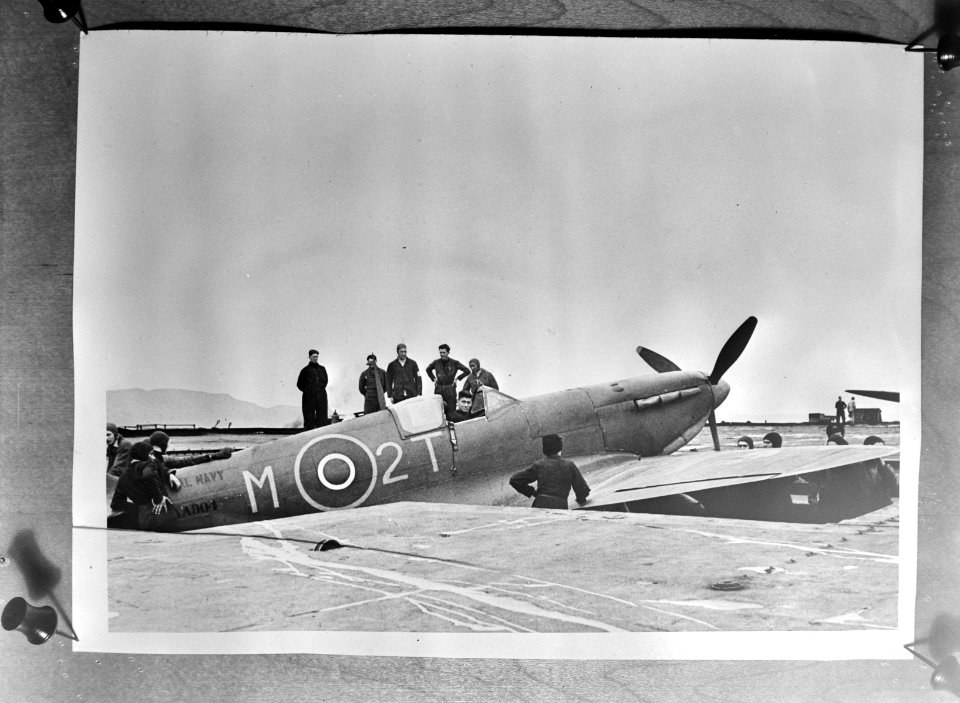 De Marine Luchtvaartdienst heeft een jagersquadron opgericht dat vanaf vliegdeks, Bestanddeelnr 934-8633