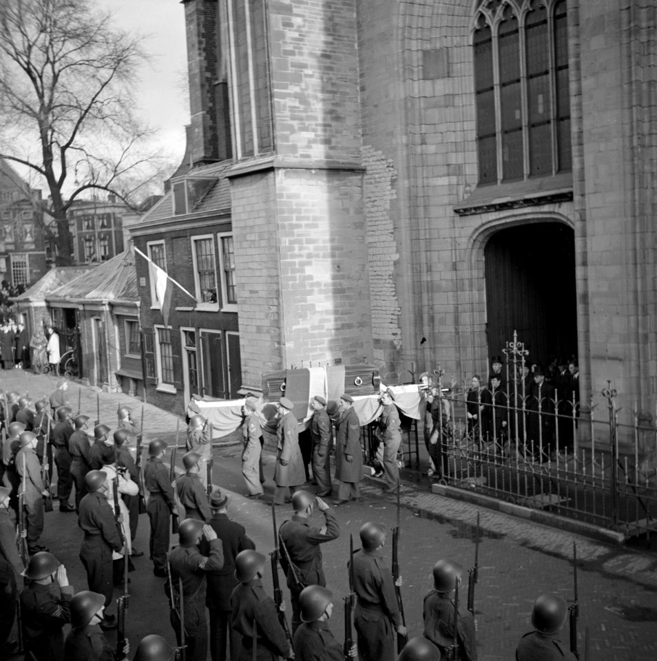De kisten worden de St Bavo in Haarlem uit gedragen, Bestanddeelnr 255-9129