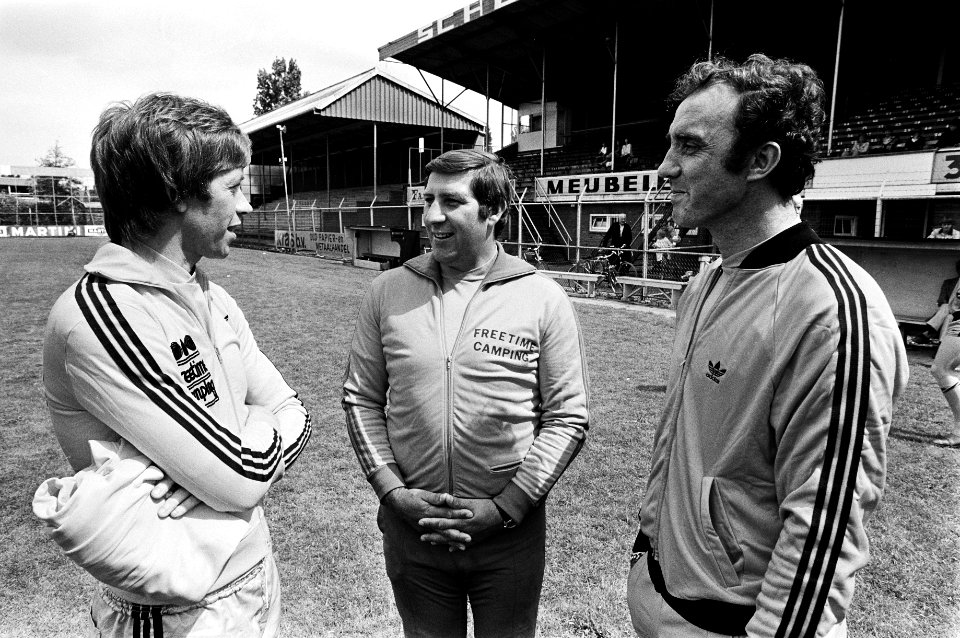 De nieuwe trainer Henk Ellens, Gerrie Mühren (weer terug bij Volendam) en rechts, Bestanddeelnr 930-3722