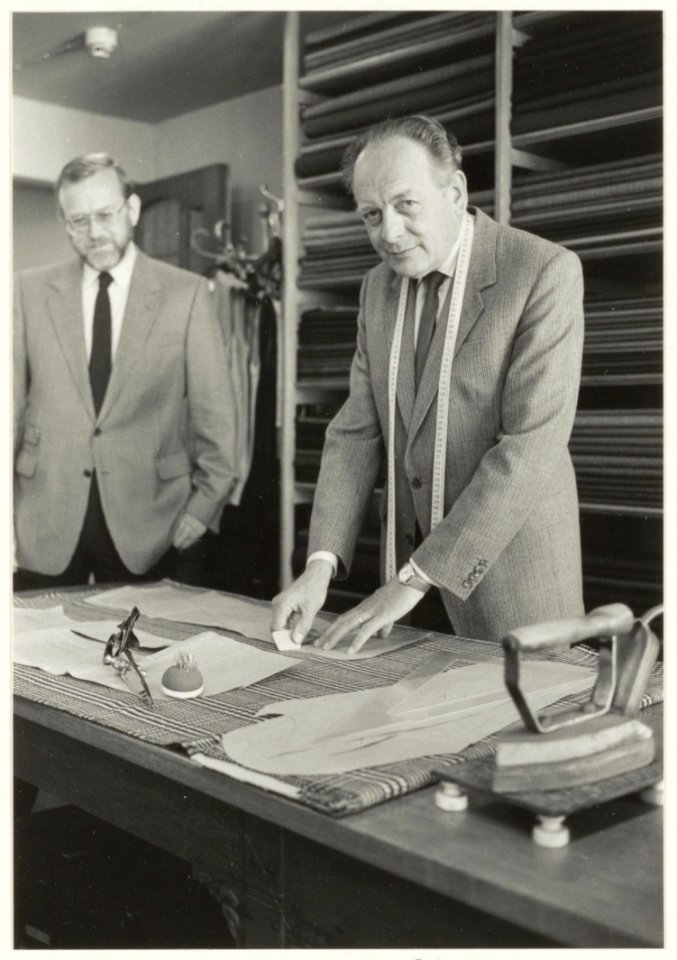 De kleermakers A.G. van de Steur en J.H.Woker in hun bedrijf aan de Kruisstraat. NL-HlmNHA 54015272