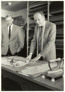 De kleermakers A.G. van de Steur en J.H.Woker in hun bedrijf aan de Kruisstraat. NL-HlmNHA 54015272