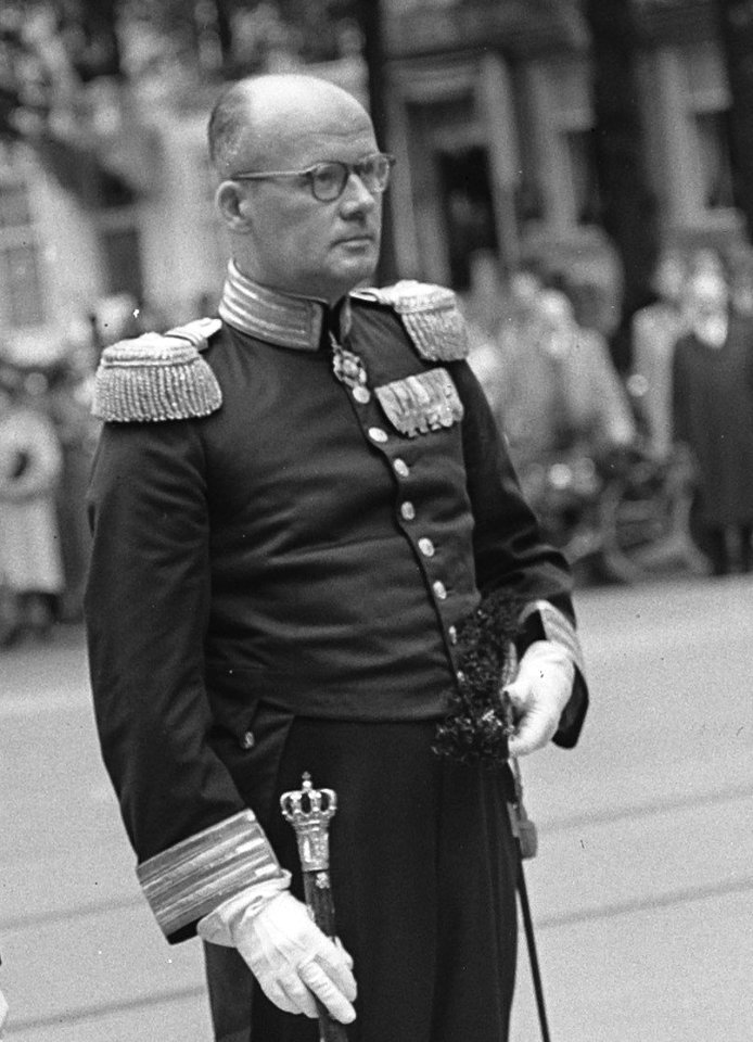 De nieuwe Sovjet ambassadeur en Jhr. D.G. de Graeff, Bestanddeelnr 905-9304 (cropped)