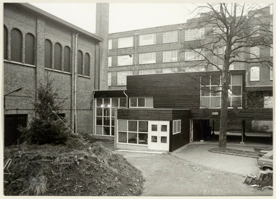 De nieuwe van hout opgetrokken zijvleugel van het Concertgebouw die als kleedruimte dient. NL-HlmNHA 54003814