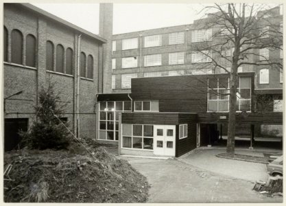 De nieuwe van hout opgetrokken zijvleugel van het Concertgebouw die als kleedruimte dient. NL-HlmNHA 54003814