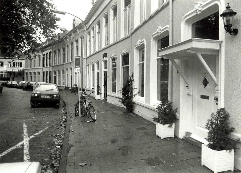 De noordzijde van het Ripperdapark. Aangekocht in 1991 van United Photos de Boer bv. - Negatiefnummer 33010 k 35 a. - Gepubliceerd in het Haarlems Dagblad van 19.09.90