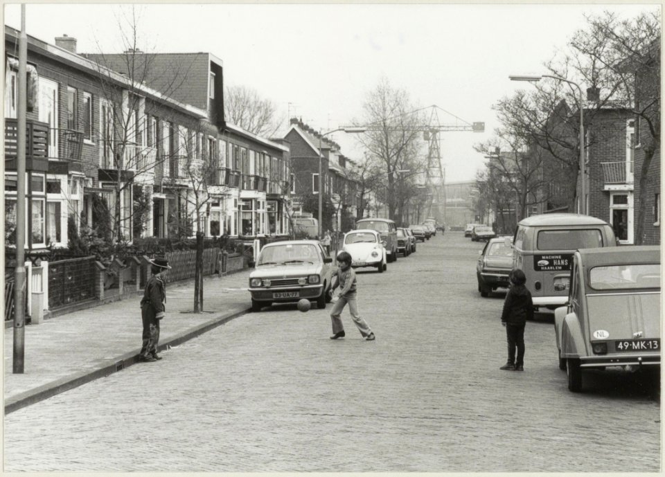 De Obistraat ziende naar het oosten met op de achtergrond Conrad-Stork. NL-HlmNHA 54011429