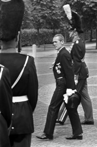 De Noorse ambassadeur zijne excellentie Gunnar Rogstat wordt geëscorteerd door e, Bestanddeelnr 920-4817