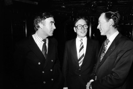 De nieuwe KVP partijvoorzitter Van Zeil (midden), AR voorzitter de Boer (l) en …, Bestanddeelnr 930-5335