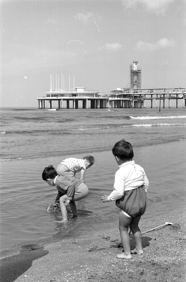 De nieuwe pier in Scheveningen Strandbeeld met achtergrond de nieuwe pier, Bestanddeelnr 912-4059