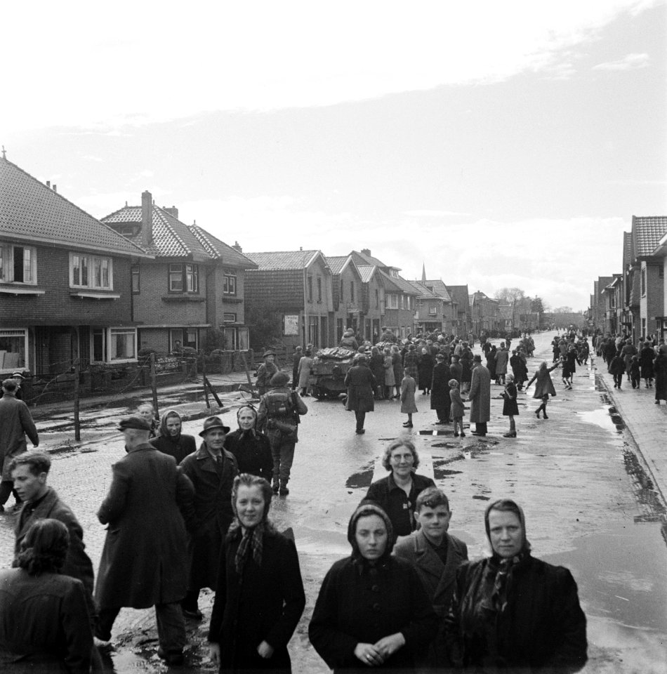 De Oldenzaalsetraat in Hengelo (Overijssel) tijdens de intocht van Canadese troe, Bestanddeelnr 900-2408