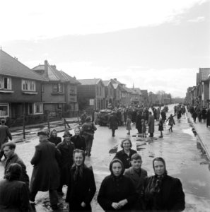 De Oldenzaalsetraat in Hengelo (Overijssel) tijdens de intocht van Canadese troe, Bestanddeelnr 900-2408
