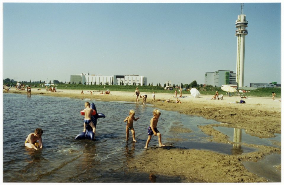 De nieuwe recreatieplas in de Veerpolder met op de achtergrond de flats van Parkwijk, Zuiderpolder en de KPN toren., NL-HlmNHA 54036181